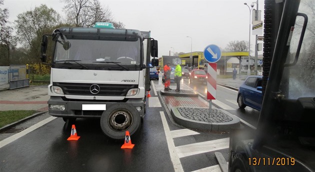 Policisté etí nehodu v Domalicích, pi které se nákladnímu autu uvolnilo za...