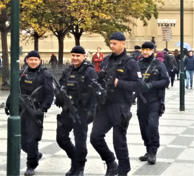 Čtveřice po zuby ozbrojených policistů na Staroměstském náměstí.