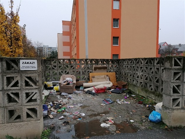 Skládka na sídlišti Milíčov, BD Hlavatého bylo upozorněno na okamžité odklízení s termínem do 3. 12. 2019. V opačném případě bude provedeno odklízení a uložena pokuta 500 tisíc korun.