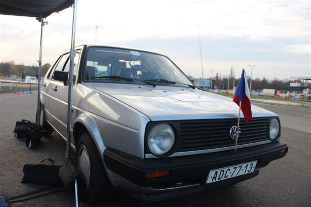 Vůz Volkswagen Golf druhé generace, kterým jezdil prezident Václav Havel
byl k viděné o uplynulém víkendu na Letné. Lidé do něj mohli usednout a
namluvit prvnímu porevolučnímu prezidentovi vzkaz. Tímto autem Václav
Havel přijel též v roce 1989 na Letno