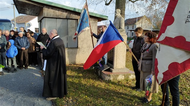 pietní shromáždění u rodného domu studenta Jana Opletala v obci Lhota nad Moravou