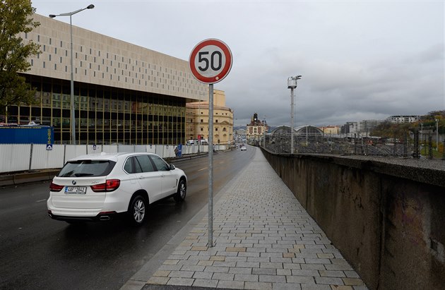 Praský magistrát spolen s Prahou 2 otevely  nový chodník podél magistrály...