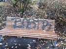 Zničené lavičky v Jiráskově aleji Zničené lavičky v Jiráskově aleji