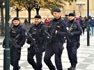 Čtveřice po zuby ozbrojených policistů na Staroměstském náměstí.
Čtveřice po zuby ozbrojených policistů na Staroměstském náměstí.