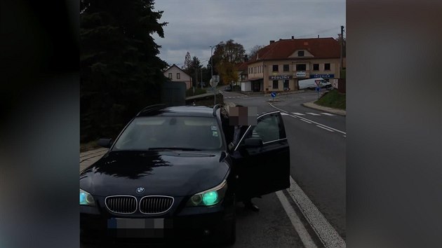 Dvojice na Náchodsku natočila šmejdy nabízející falešné zlato u silnice Dvojice na Náchodsku natočila šmejdy nabízející falešné zlato u silnice