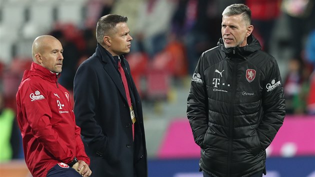 Hlavní trenér národního týmu Jaroslav Šilhavý (vpravo) sleduje rozcvičku před... Hlavní trenér národního týmu Jaroslav Šilhavý (vpravo) sleduje rozcvičku před...