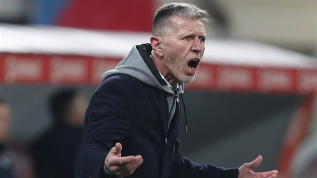 Reprezentační kouč Jaroslav Šilhavý povzbuzuje své svěřence během domácího... Reprezentační kouč Jaroslav Šilhavý povzbuzuje své svěřence během domácího...