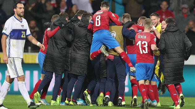 Čeští fotbalisté jásají z postupu na mistrovství Evropy. V rozhodujícím duelu... Čeští fotbalisté jásají z postupu na mistrovství Evropy. V rozhodujícím duelu...