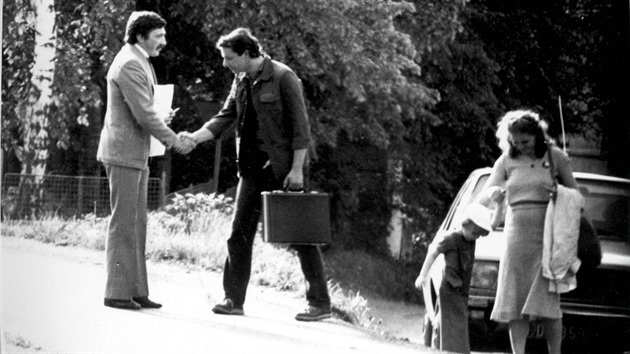 Údajný americký diplomat, ve skutečnosti příslušník StB, se „náhodně“ setkává... Údajný americký diplomat, ve skutečnosti příslušník StB, se „náhodně“ setkává...