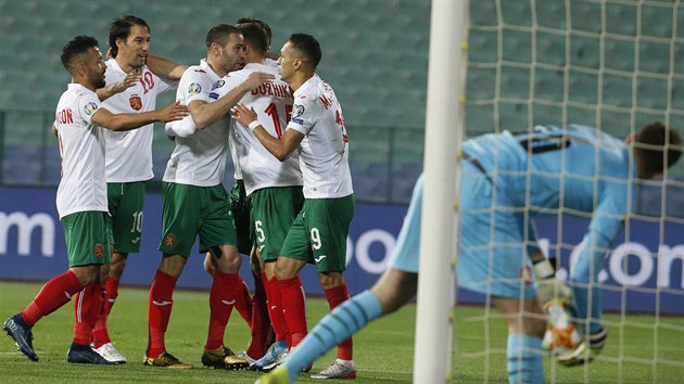 Zatímco bulharští fotbalisté slaví gól, český brankář Ondřej Kolář při debutu v... Zatímco bulharští fotbalisté slaví gól, český brankář Ondřej Kolář při debutu v...