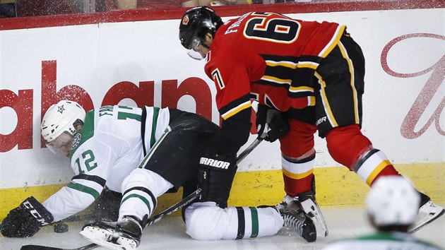 Radek Faksa z Dallasu padá po souboji s Michaelem Frolíkem z Calgary. Radek Faksa z Dallasu padá po souboji s Michaelem Frolíkem z Calgary.