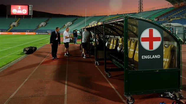 Prázdné ochozy stadionu Vasila Levského zažili Angličané jen při tréninku,... Prázdné ochozy stadionu Vasila Levského zažili Angličané jen při tréninku,...