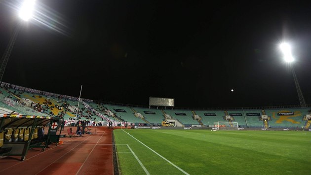 Prázdné ochozy stadionu Vasila Levského zažili Angličané jen při tréninku,... Prázdné ochozy stadionu Vasila Levského zažili Angličané jen při tréninku,...