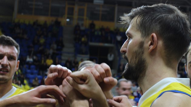 Opavští basketbalisté se povzbuzují, vlevo Jan Švandrlík, vpravo Martin Gniadek. Opavští basketbalisté se povzbuzují, vlevo Jan Švandrlík, vpravo Martin Gniadek.