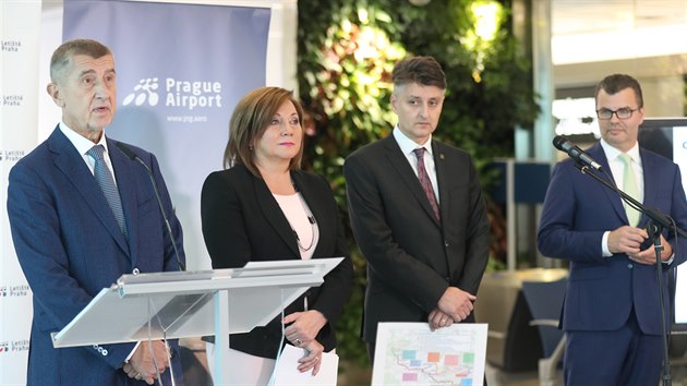Premiér Andrej Babiš, ministryně financí Alena Schillerová, šéf SŽDC Jiří... Premiér Andrej Babiš, ministryně financí Alena Schillerová, šéf SŽDC Jiří...