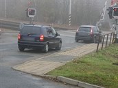 Řidiči přejížděli koleje na červenou před zraky policistů Řidiči přejížděli koleje na červenou před zraky policistů