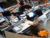 Policie hledá zloděje, který přepadl benzinku v Třebíči Policie hledá zloděje, který přepadl benzinku v Třebíči