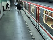 Vandalové sprejovali na soupravu metra ve stanici metra Nemocnice Motol. Vandalové sprejovali na soupravu metra ve stanici metra Nemocnice Motol.
