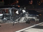 Spolujezdce museli ze zdemolovaného vozu vyprostit hasiči. Spolujezdce museli ze zdemolovaného vozu vyprostit hasiči.