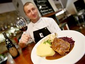Martin Horníček z brněnské restaurace Konfit představuje svou husí specialitu... Martin Horníček z brněnské restaurace Konfit představuje svou husí specialitu...