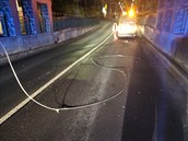 Kamionem stržená trolej poškodila zaparkovaná osobní auta. Kamionem stržená trolej poškodila zaparkovaná osobní auta.