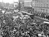 Generální stávka před Východočeským divadlem deset dní po revoluci. Generální stávka před Východočeským divadlem deset dní po revoluci.