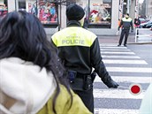 Přítomnost strážníků městské policie sice navozuje v lidech pocit bezpečí, ne... Přítomnost strážníků městské policie sice navozuje v lidech pocit bezpečí, ne...