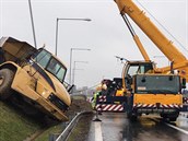 Bagr s návěsem se zřítil na dálnici D1, (13. 11. 2019) Bagr s návěsem se zřítil na dálnici D1, (13. 11. 2019)