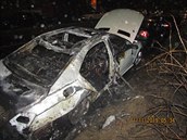 Policisté hledají muže, který zapálil auto. Sám se u toho popálil. Policisté hledají muže, který zapálil auto. Sám se u toho popálil.
