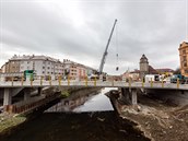 Dělníci už nyní dokončují hrubou stavbu mostu v olomoucké Komenského ulici,... Dělníci už nyní dokončují hrubou stavbu mostu v olomoucké Komenského ulici,...