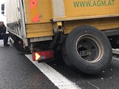 Na dálnici D6 se srazilo osobní auto s náklaďákem, tomu upadla pneumatika. (12.... Na dálnici D6 se srazilo osobní auto s náklaďákem, tomu upadla pneumatika. (12....