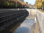 Smíchovská plavební komora je bez vody. Dělníci tam opravují spáry ve zdi podél... Smíchovská plavební komora je bez vody. Dělníci tam opravují spáry ve zdi podél...