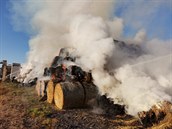 Hasiče zaměstnal požár slámy v Tymákově na Plzeňsku. S plameny budou bojovat... Hasiče zaměstnal požár slámy v Tymákově na Plzeňsku. S plameny budou bojovat...