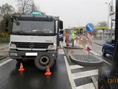 Policisté šetří nehodu v Domažlicích, při které se nákladnímu autu uvolnilo za... Policisté šetří nehodu v Domažlicích, při které se nákladnímu autu uvolnilo za...