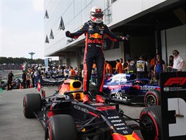 Max Verstappen z Red Bullu se raduje z triumfu ve Velk cen Brazlie formule 1.
