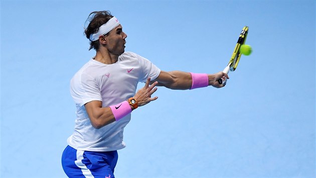 Rafael Nadal v akci ve svm prvnm utkn na Turnaji mistr 2019.