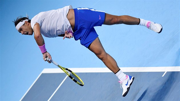 Rafael Nadal se s obrovskou energi pokld do mku ve svm prvnm utkn na Turnaji mistr 2019.