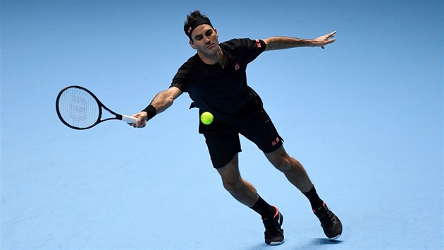 Roger Federer v akci ve svm druhm vystoupen na Turnaji mistr v Londn 2019.