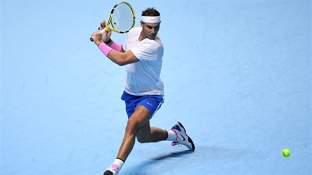 Rafael Nadal nahn mek v utkn s Daniieml Medvedvem na Turnaji mistr.