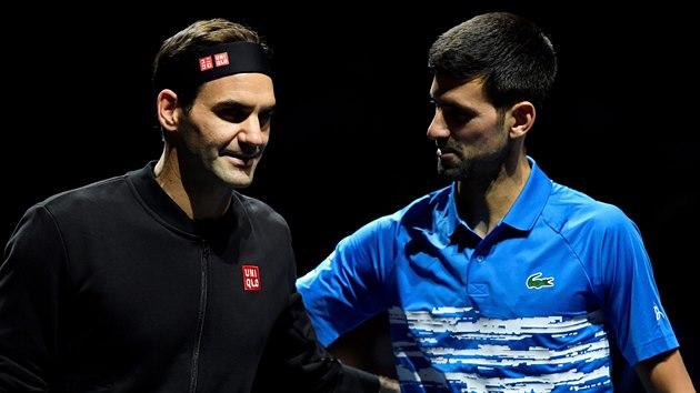 Roger Federer (vlevo) a Novak Djokovi ped vzjemnm soubojem na Turnaji mistr.