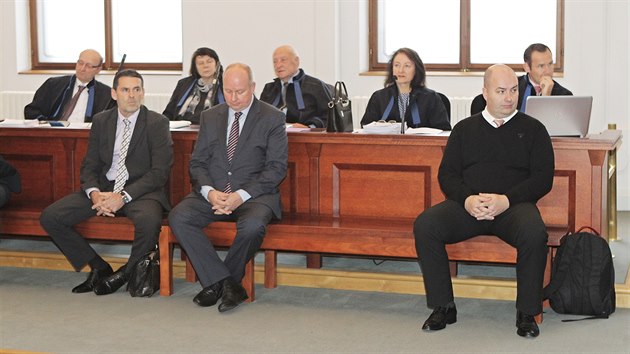 U Krajskho soudu v Plzni zaalo jednn se skupinou obalovanch, kte podle spisu vylkali podvodem z pojioven destky milion korun. (11. listopadu 2019)