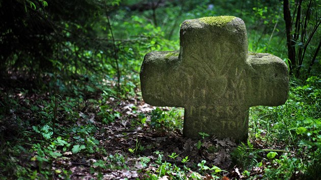 Smírčí kříž u Hazlova na Ašsku připomíná vraždu osmiletého chlapce, který zemřel rukou vlastního otce 1. srpna 1675.