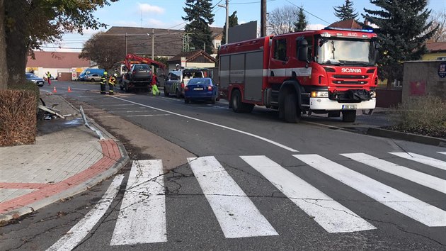 Opil idi Fabie ve tvrtek odpoledne v obci Vele nezvldl svj vz a vjel na chodnk, kde srazil enu se dvma dtmi. (14. listopadu 2019)