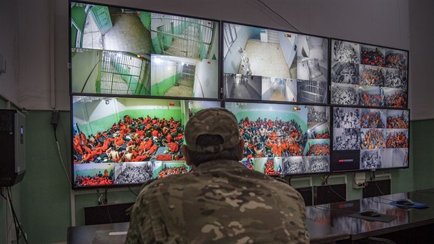 len Syrskch demokratickch sil (SDF) kontroluje na monitorech leny Islmskho sttu zadrovan ve vznici u syrskho msta Hasaka. (26. jna 2019)