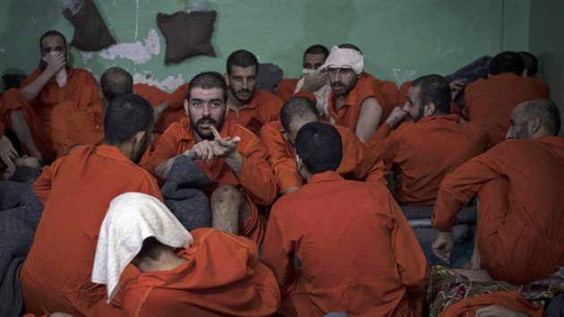 Bojovnci Islmskho sttu zadrovan ve vznici u syrskho msta Hasaka (26. jna 2019)