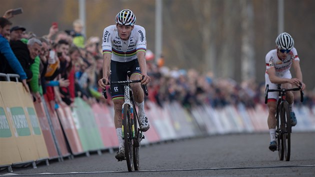 Nizozemec Mathieu van der Poel projd clem Svtovho pohru v Tboe na prvnm mst, druh do cle dorazil Belgian Eli Iserbyt.