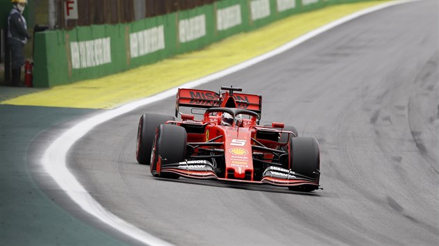 Sebastian Vettel z Ferrari bhem kvalifikace na Velkou cenu Brazlie formule 1.