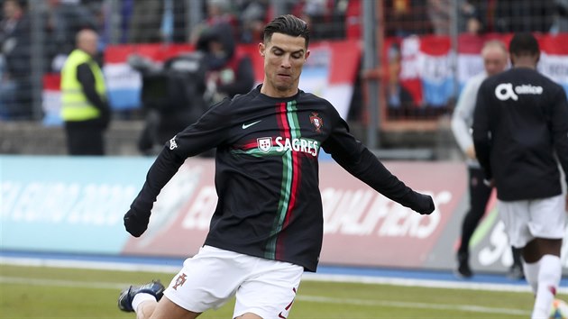 Portugalec Cristiano Ronaldo stl na brnu bhem rozcviky ped zpasem proti Lucembursku.