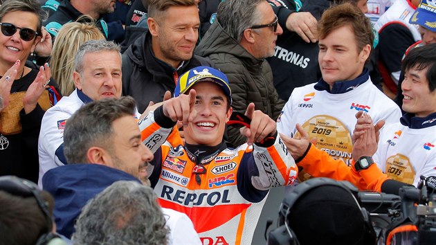 Marc Mrquez se raduje z vtzstv v zvod MotoGP ve Valencii.