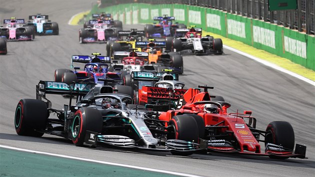 Sebastian Vettel z Ferrari a Lewis Hamilton z Mercedesu bhem Velk ceny Brazlie formule 1.